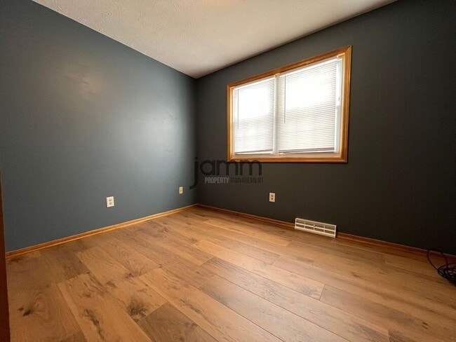 Building Photo - 3027 Brookdale Ave