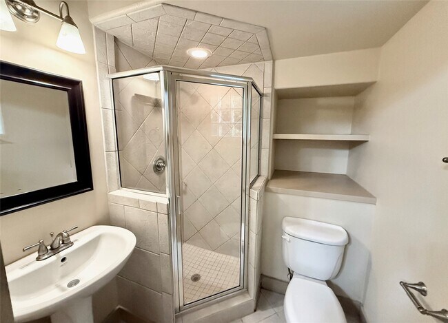 Building Photo - 953 Yale St