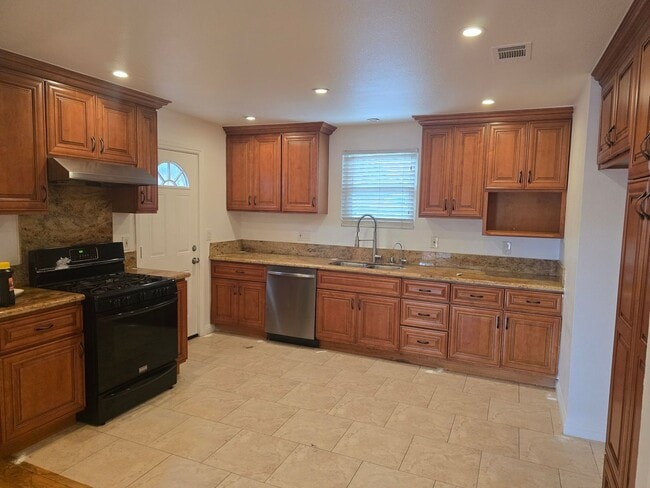 Building Photo - Beautifully Maintained 6-Bedroom Home in t...