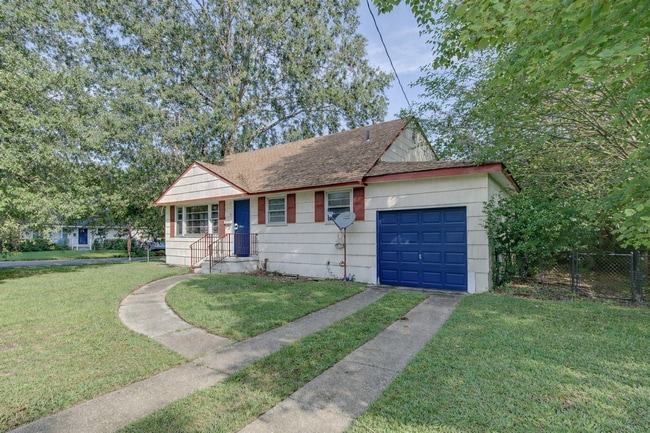 Building Photo - Welcome To Vintage Split-Level Living!