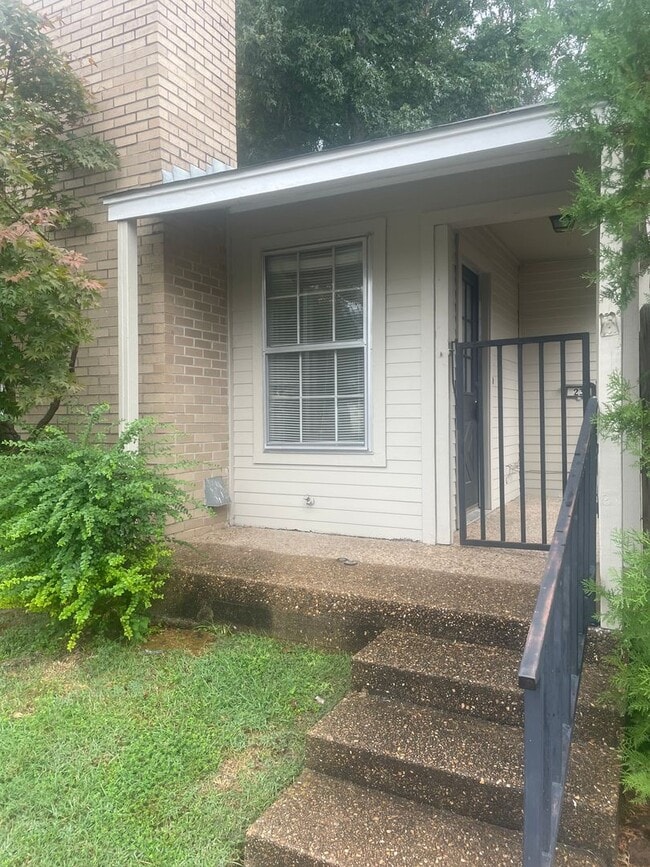 Building Photo - 2/1 ptisd Available for immediate Move in