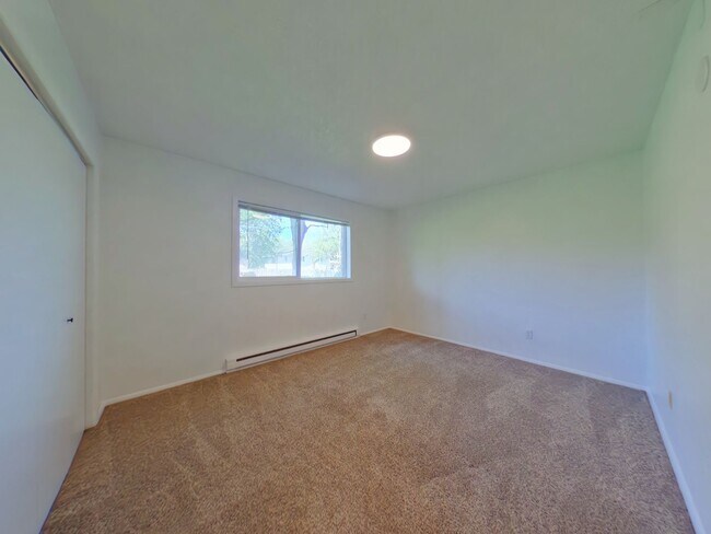Building Photo - 2 bedroom 1 bathroom apartment in the heart of town!