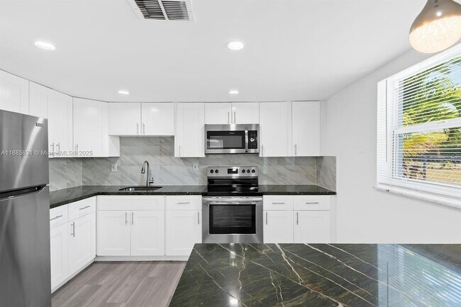 Primary Photo - 1109 NE 6th Ave