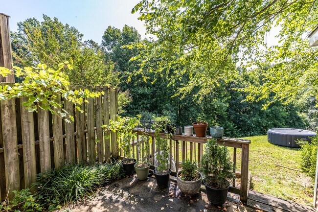 Building Photo - 1463 Glenside Green - River Run Townhome!