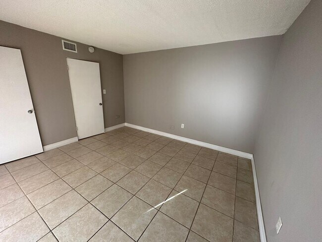 Building Photo - GREEN TEE VILLAGE 1 BED FOR RENT - FAST APPROVAL!