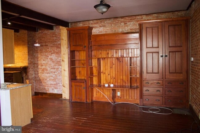 Building Photo - 209 W Chestnut St