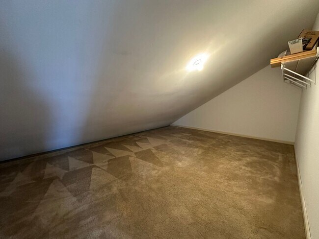 Building Photo - 2 Bedroom / 2 Bath Brick Condo - Bristol, TN