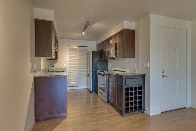 Building Photo - Beautiful 1 bed, 1 bath in Magnolia. Hardw...