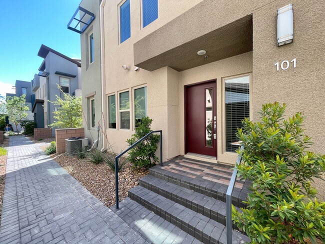 Building Photo - This spectacular 3-bed condo located acros...