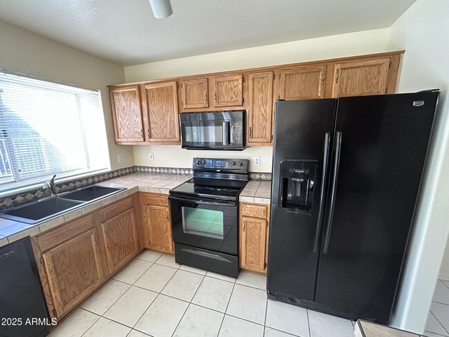 Building Photo - 1433 E Park Ave