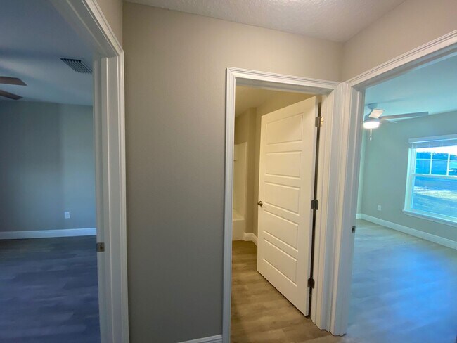 Building Photo - Available December 15th.....Custom Home - Desirable SE Ocala Neighborhood 3/2/2 **WON'T LAST**