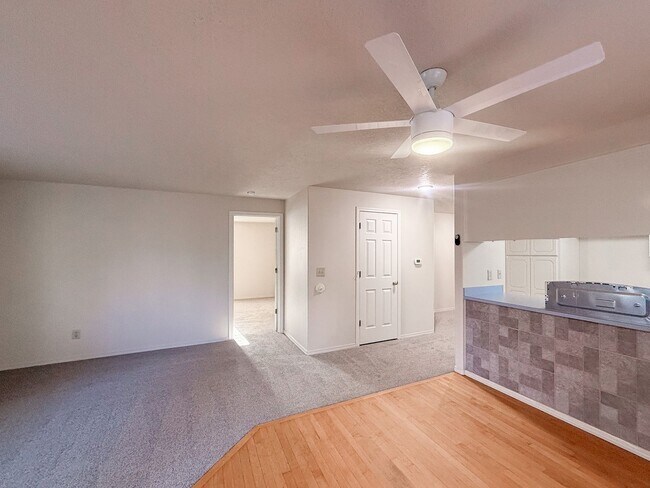 Building Photo - 3200 Lorian Ln SE