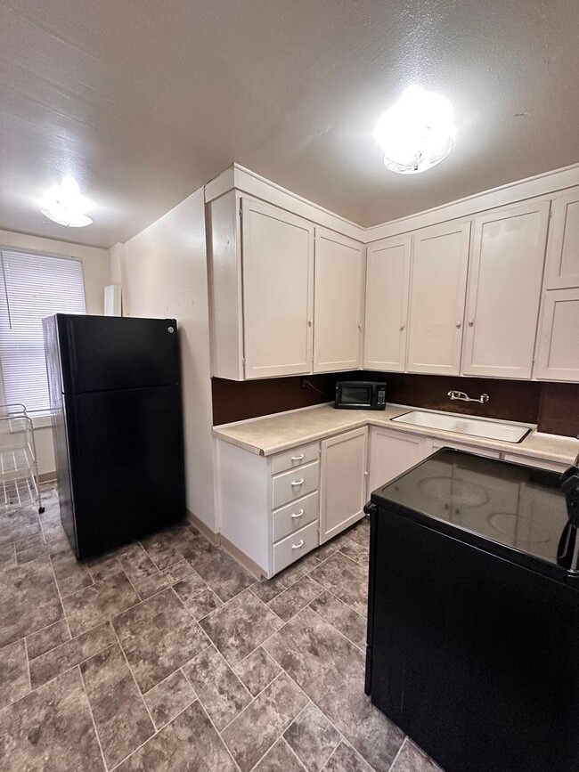 Building Photo - 607 N Elm St