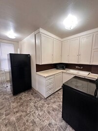 Building Photo - 607 N Elm St