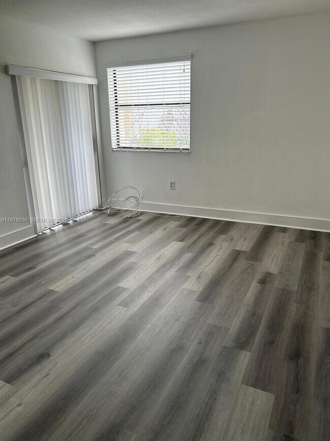 Building Photo - 8879 Fontainebleau Blvd