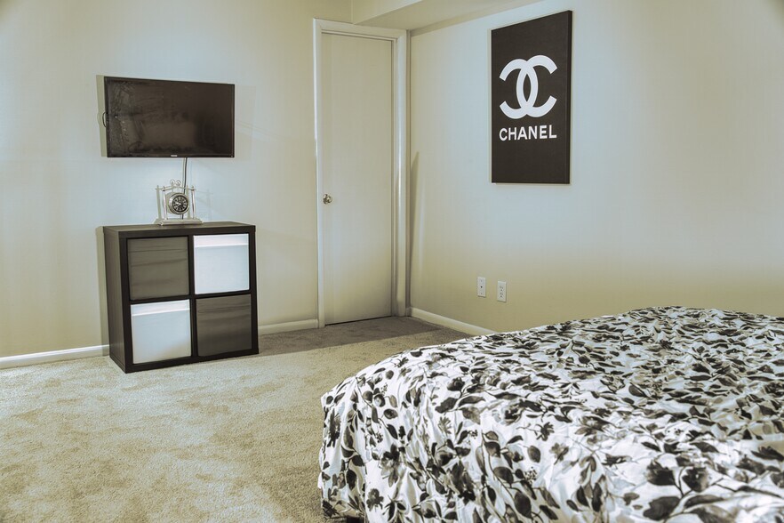 3rd Bed (Basement) - 2430 Grandview Ave