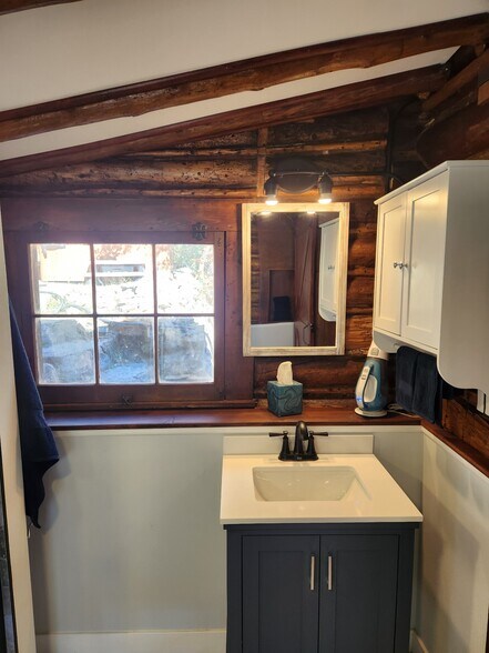 Upstairs Bath - 20650 Seminole Rd