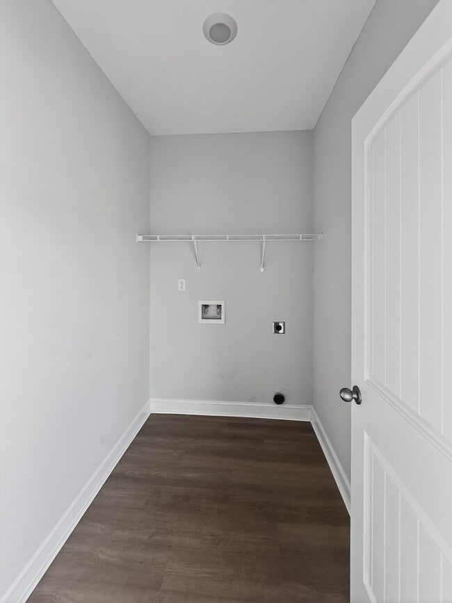 Building Photo - RATE DROP ALERT (was $2200/month) and MOVE-IN SPECIAL: 1st FULL MONTH'S RENT FREE**