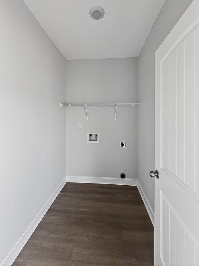 Building Photo - RATE DROP ALERT (was $2350/month) and MOVE-IN SPECIAL: 50% OFF 1ST MONTH'S RENT!**