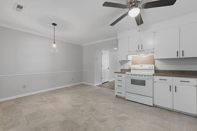 Building Photo - Charming Mount Pleasant Townhouse