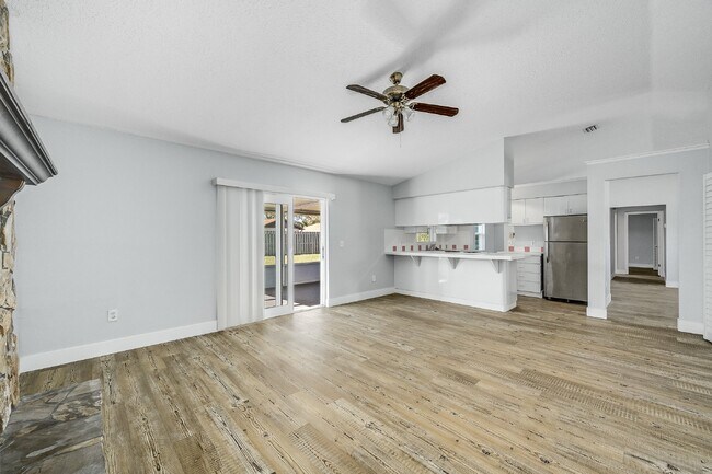 Building Photo - Centrally located 3 bedroom, 2 bathroom single family home