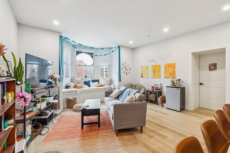 Building Photo - 3849 Lancaster Ave