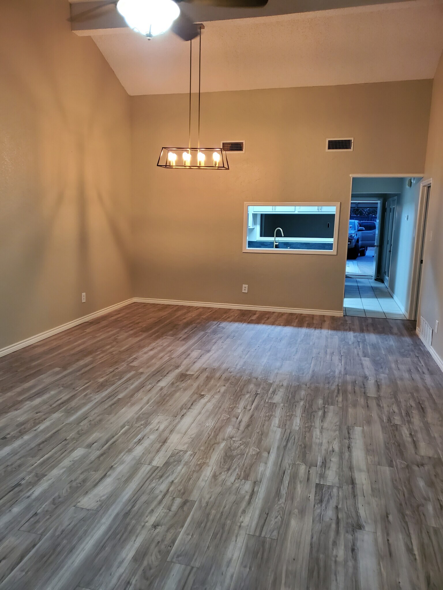 Dining area - 106 N Troy Ave