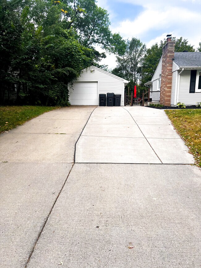 Over sized outdoor parking - 8434 Colfax Ave S