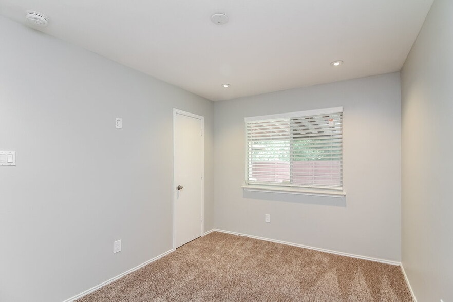 Building Photo - 13911 Creek Crossing Dr