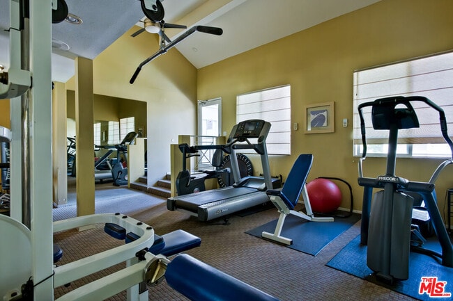 Building Photo - 355 N Maple St