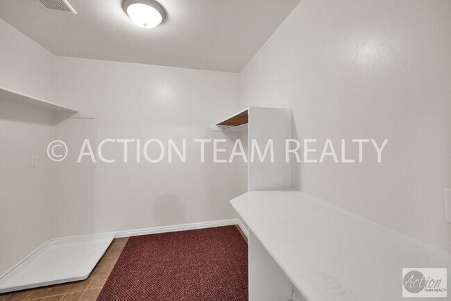 Building Photo - Mid-Row Townhome in Riverton