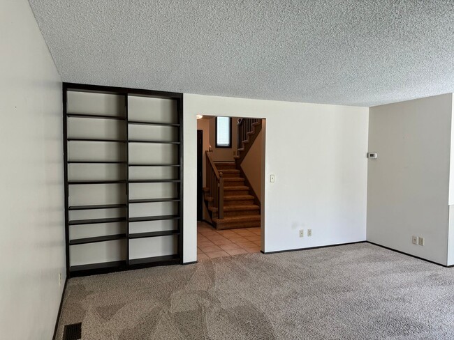 Building Photo - 3 bedroom 2.5 bathroom duplex off Coburg Rd.