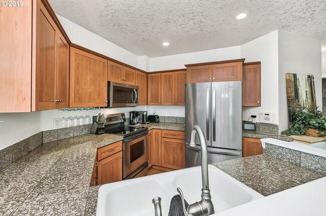 Building Photo - Bright and Airy 3 Bed, 2.5 Bath Stunning H...
