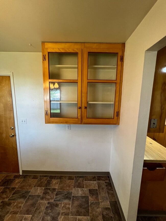 Building Photo - 429 E Pine St