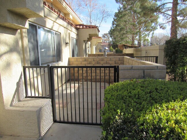 Building Photo - (APPLICATION PENDING) Townhouse in gated c...