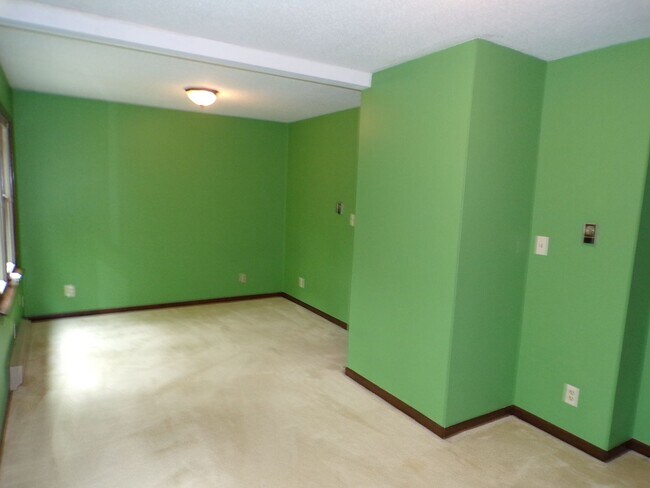 Building Photo - Unique 2 Bed 2.5 Bath Country Home!