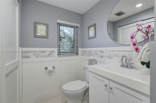 Building Photo - 5580 NE 29th Ave