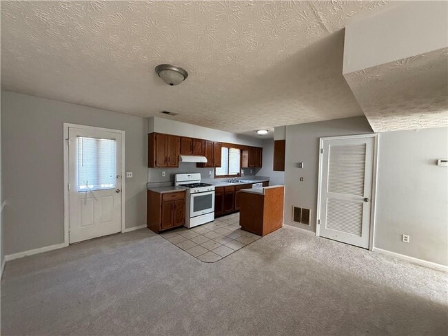 Building Photo - 2124 Fieldstone View Ct SE