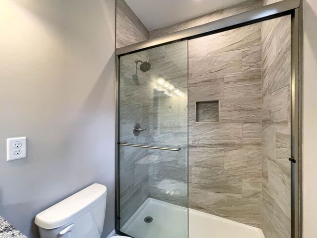 Building Photo - 5 Lofty Vw