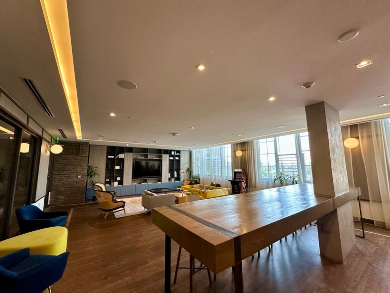 Building Photo - 558 NW 30th St