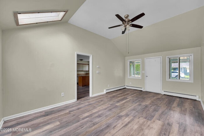 Building Photo - Short distance to beaches, shopping and pa...