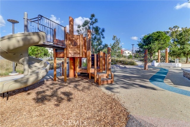 Building Photo - 130 Spectacle