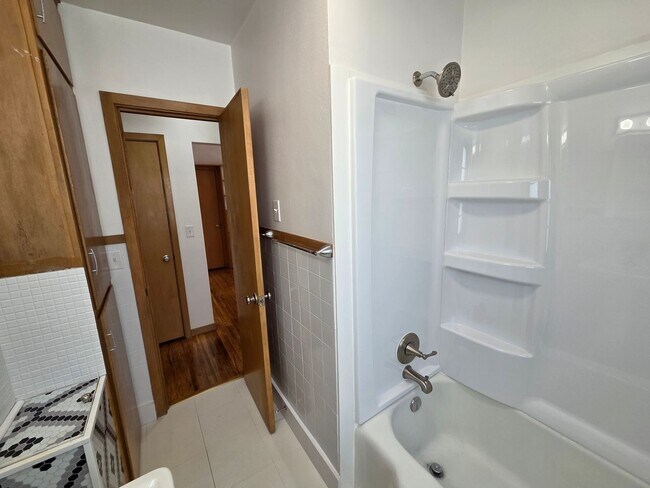 Building Photo - 4 Bedroom remodeled House Cedar Falls