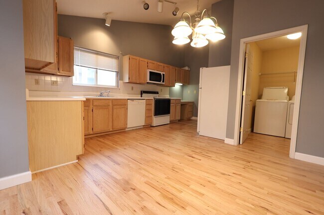 Building Photo - SPACIOUS 3 BEDROOM 2 BATH W/2 CAR GARAGE