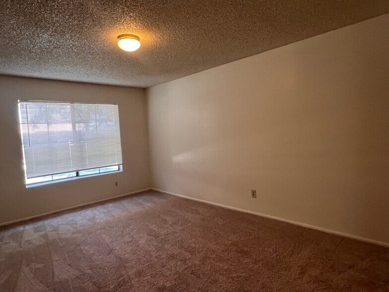 Building Photo - 700 E Mesquite Cir