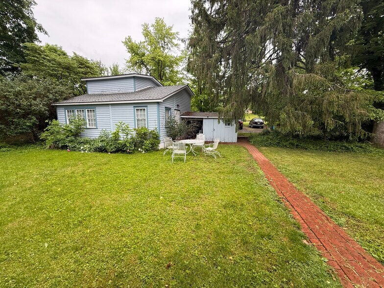 Building Photo - 38 River Dr