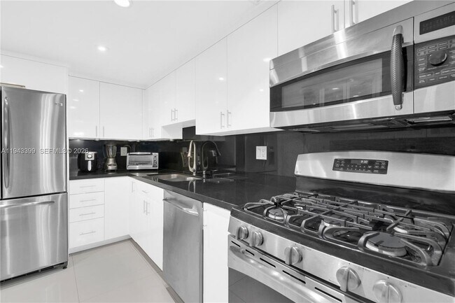 Building Photo - 3140 S Ocean Dr