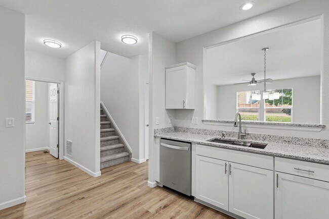 Building Photo - 7416 Sandy Springs Point