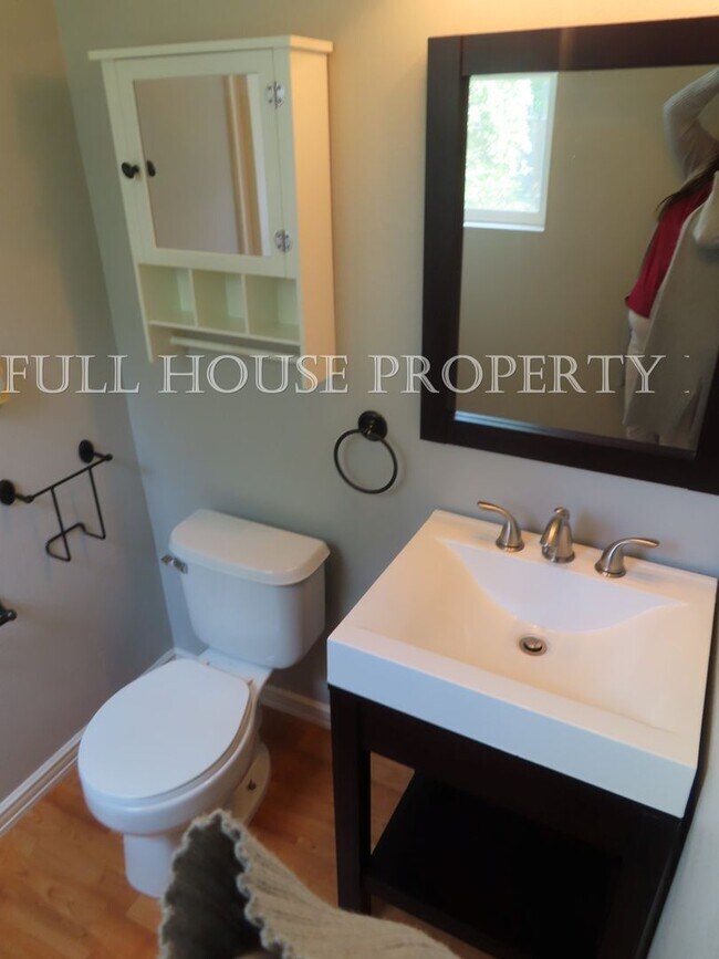Building Photo - 3 Bed, 2.5 Bath + Bonus room/possible 4th ...