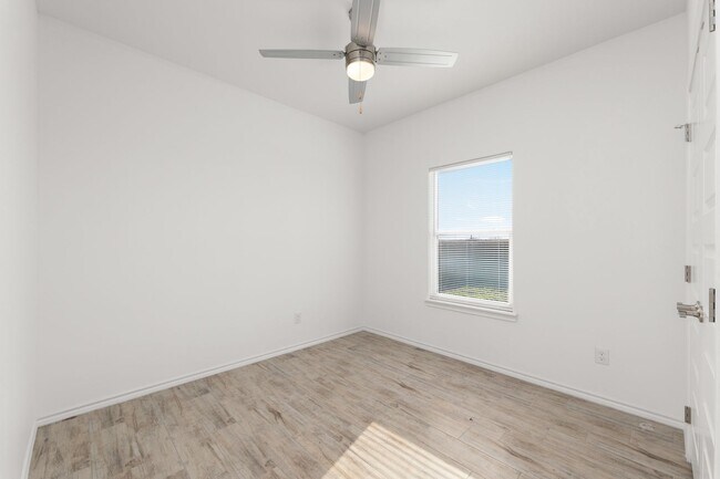 Building Photo - 2715 Maria Dr